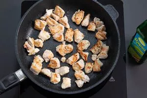 Hähnchen anbraten für Chicken Teriyaki