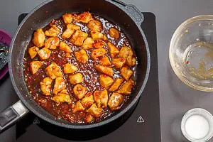 Hähnchen in der Teriyaki Sauce vermengen
