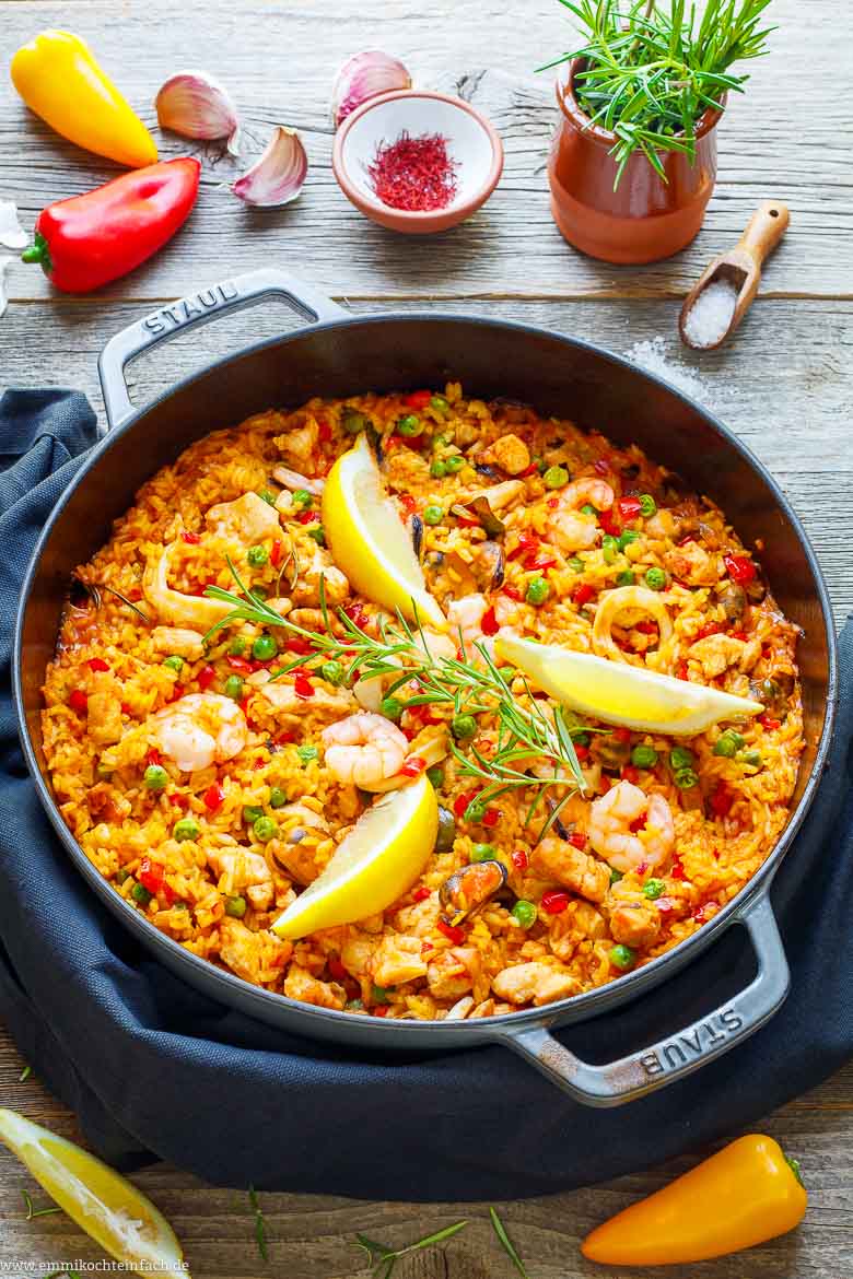 Paella in der Pfanne mit Hähnchen und Meeresfrüchten