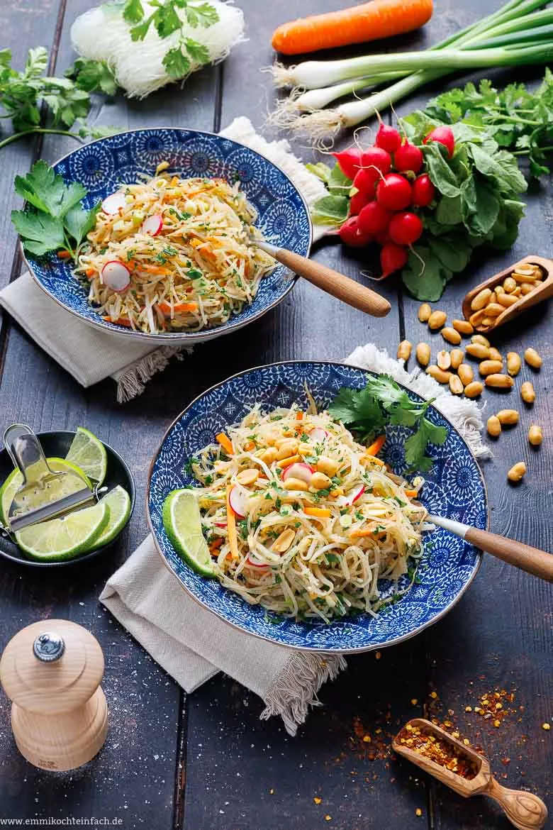 Salat mit Glasnudeln und Gemüse