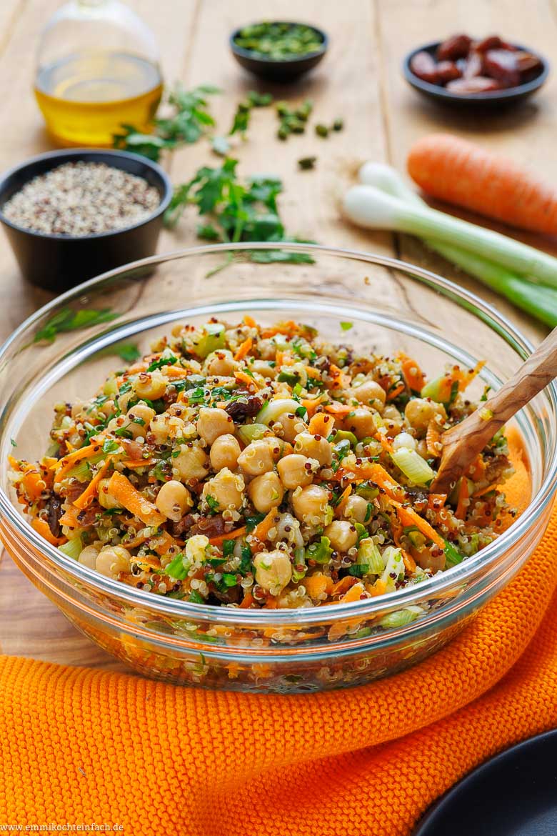 Orientalischer Quinoa Salat mit Kichererbsen, Datteln, Rosinen und Pistazien