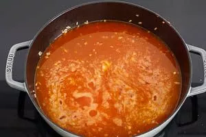 Brühe für die einfache Paella vorbereiten