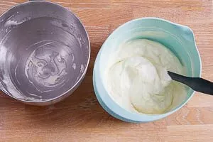 Die Sahne unterheben in die Phildelphia Torte Creme