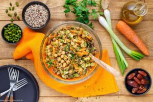 Quinoa Salat Rezept orientalisch mit Gemüse und Kichererbsen