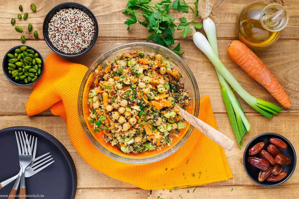 Quinoa Salat Rezept orientalisch mit Gemüse und Kichererbsen