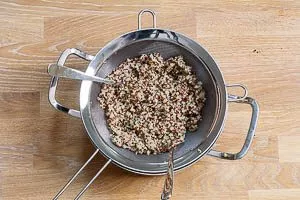 Vor dem Quinoa kochen das Getreide abspülen