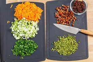 Die Quinoa Salat Zutaten fein schneiden
