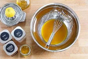 Das Quinoa Salat Dressing anrühren