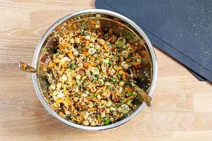 Quinoa Salat in der Schüssel anrühren