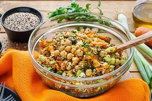 Quinoa Salat in der Schüssel serviert