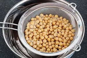 Kichererbsen für den Quinoa Salat abspülen