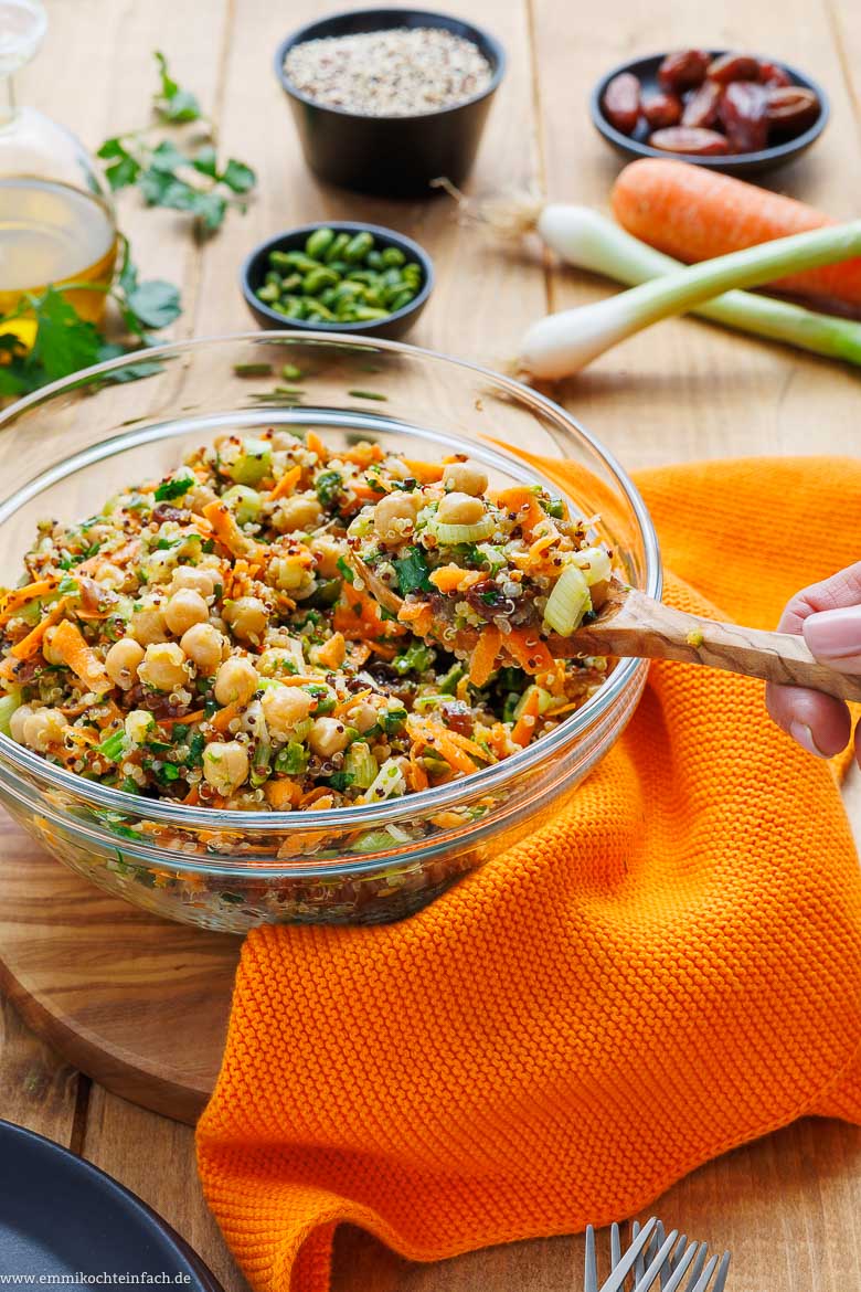 Quinoa Salat mit orientalischer Note und viel Gemüse