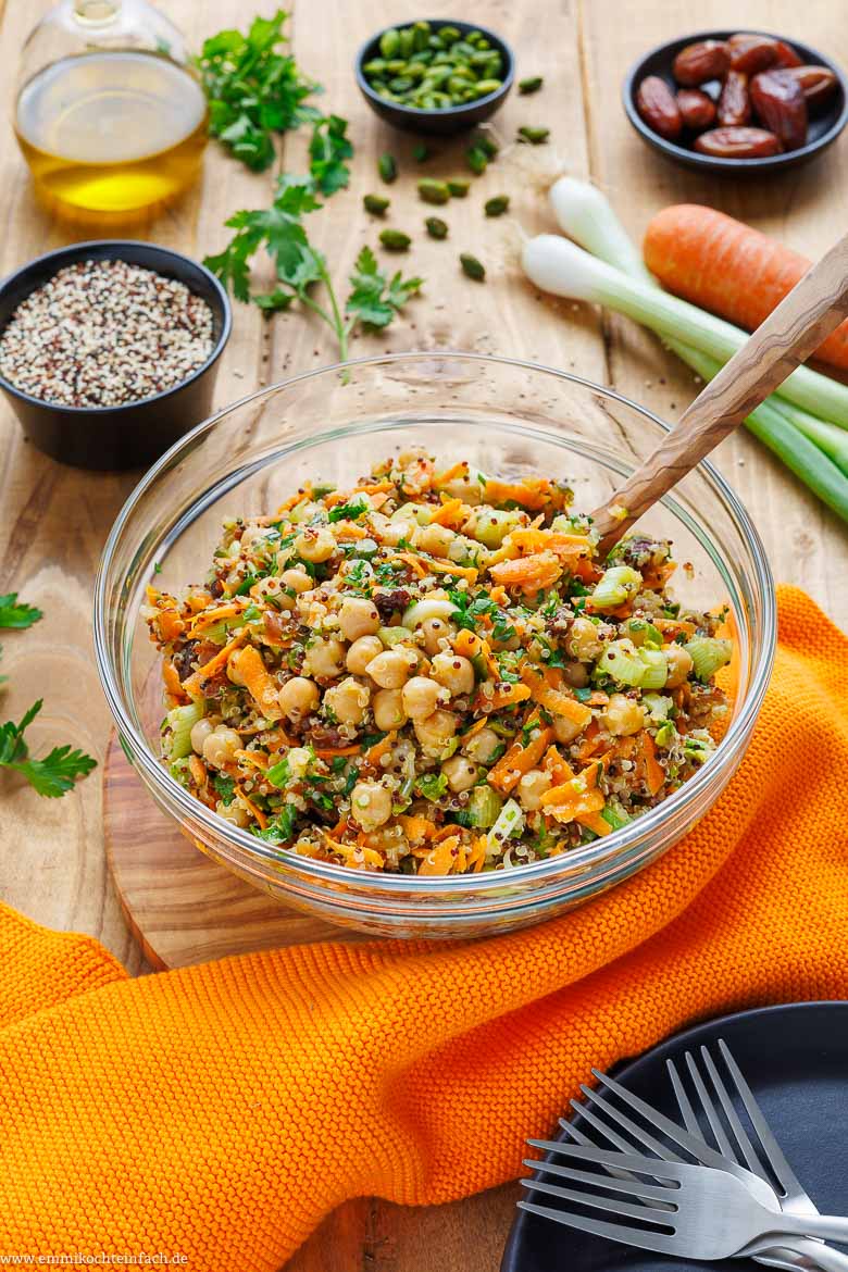 Quinoa-Salat mit viel Gemüse in einer Salat-Schüssel