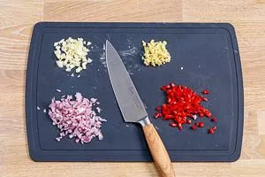 Teriyaki Sauce Gemüse schneiden