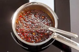 Teriyaki Sauce im Topf anrühren