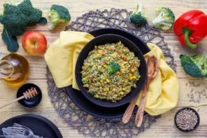 Brokkoli Salat Rezept mit Apfel und Paprika