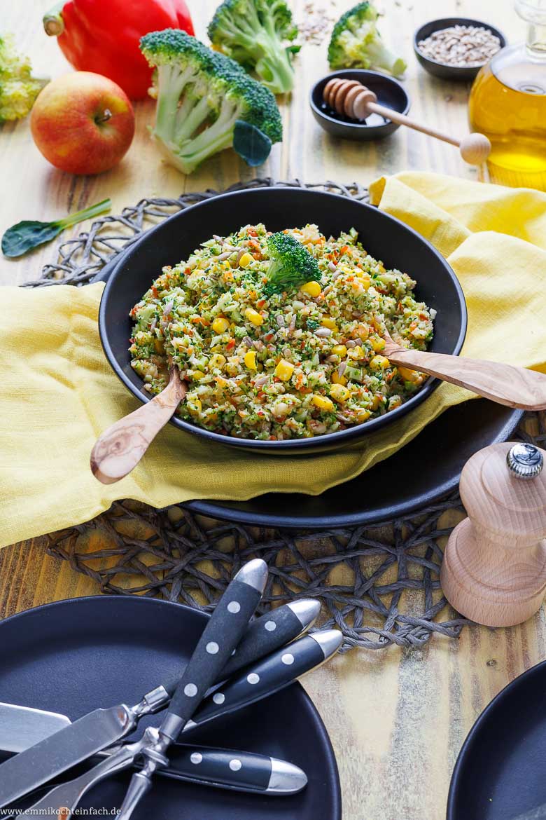 Brokkoli Salat mit Apfel und Paprika
