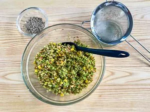 Das zerkleinerte Brokkoli Salat Gemüse und Dressing vermengen