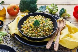 Brokkoli Salat Rezept mit Apfel und Paprika