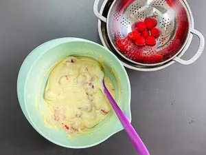 Himbeeren in den Kuchenteig