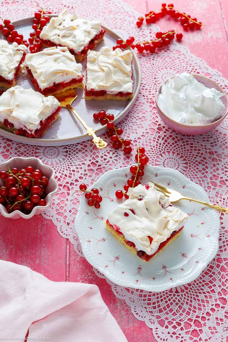 Saftiger Blechkuchen mit Johannisbeeren und Baiser