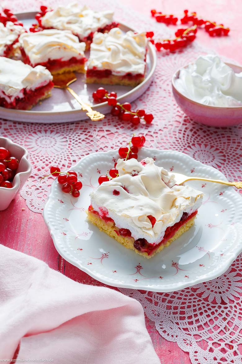 saftiger Johannisbeerkuchen auf dem Teller