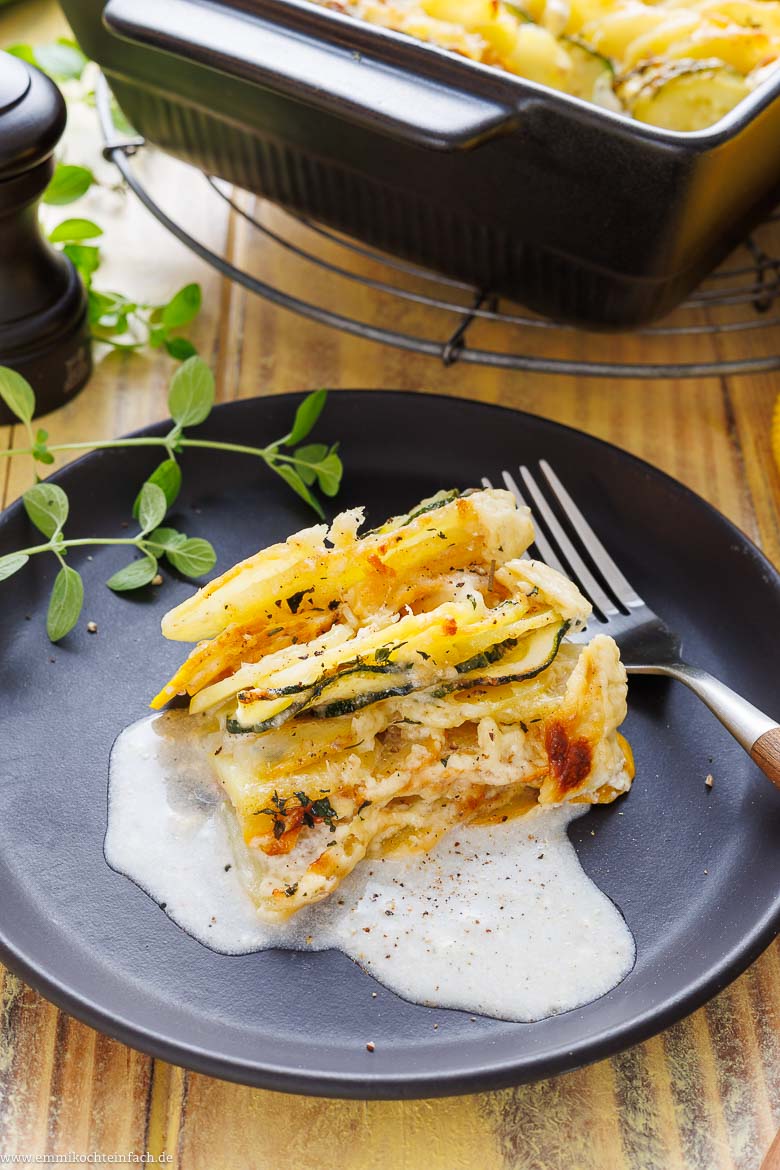 Kartoffel Zucchini Auflauf auf dem Teller