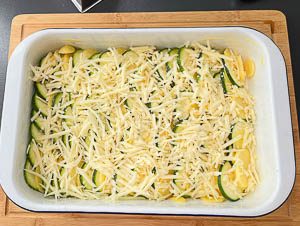 Käse auf den Kartoffel Zucchini Auflauf