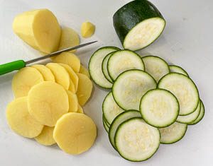 Kartoffeln und Zucchini schneiden