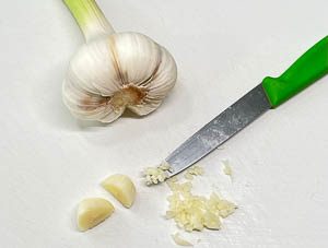 Knoblauch vorbereiten für den Auflauf