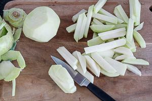 Kohlrabi schneiden für das Kohlrabigemüse