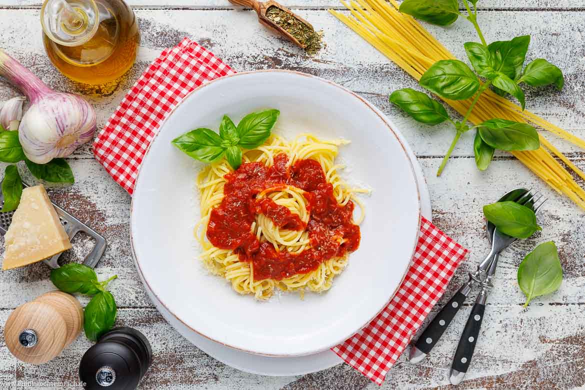 Spaghetti Napoli Rezept mit aromatischer Tomatensauce