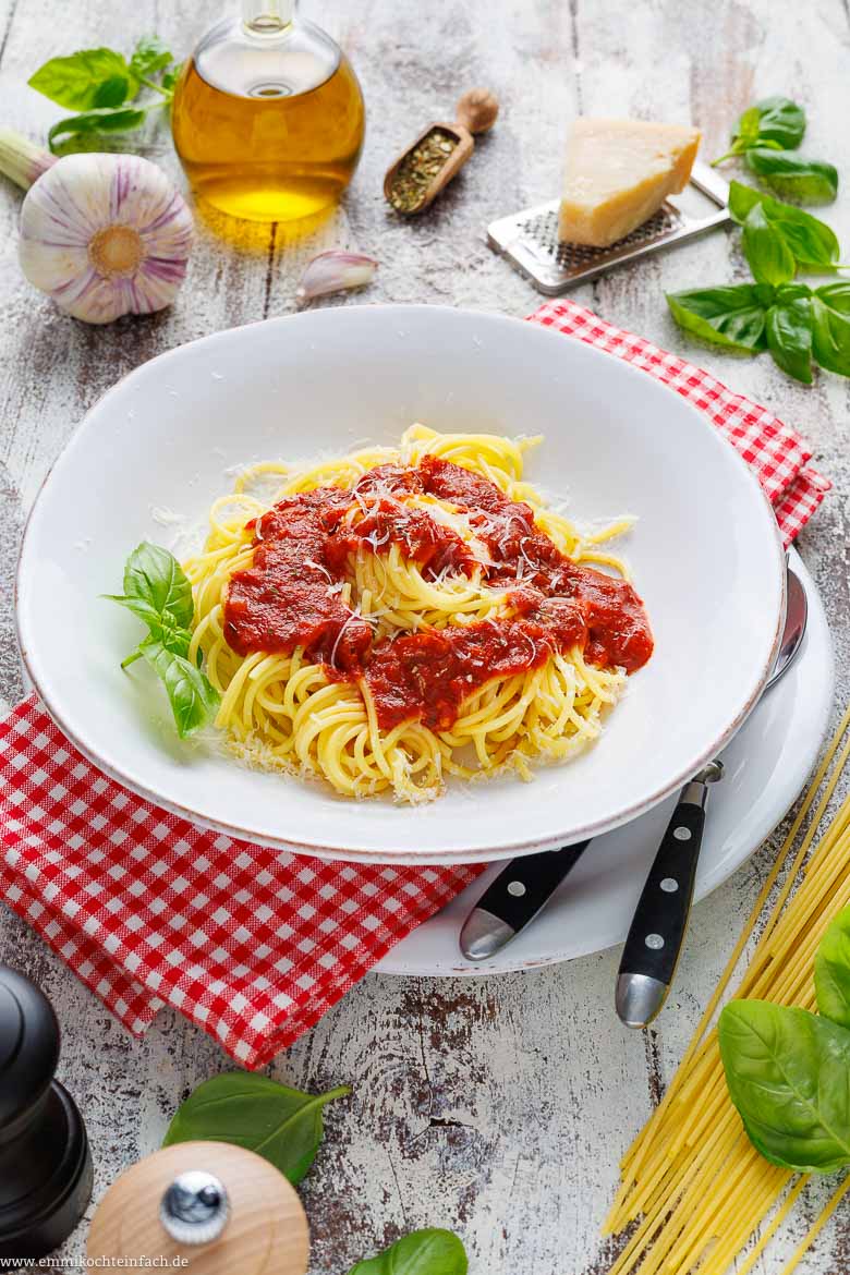 Spaghetti Napoli Rezept mit aromatischer Tomatensoße