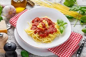 Spaghetti Napoli mit Tomatensoße
