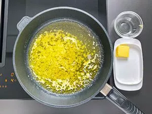 Butter in der Pfanne