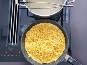 Spaghetti al Limone - Nudeln in der Sauce vermengen