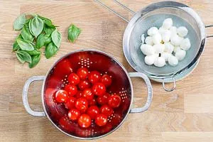 Tomate Mozzarella Spieße Zutaten mit Basilikum