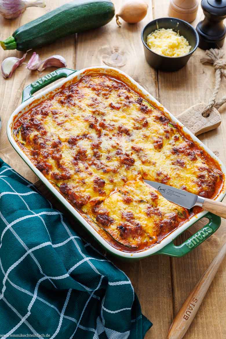 Überbackene Zucchini-Lasagne mit cremiger Sauce