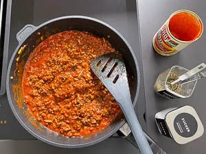 Zucchini Lasagne Sauce in der Pfanne zubereiten