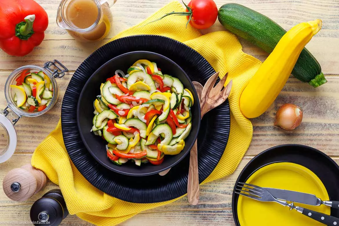 Zucchini-Salat Rezept mit viel Gemüse