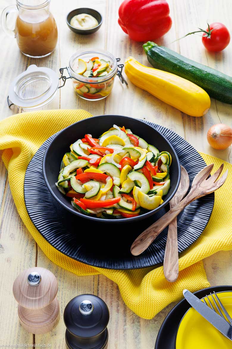 Zucchini-Salat Rezept mit Tomaten, Paprika und Zwiebeln