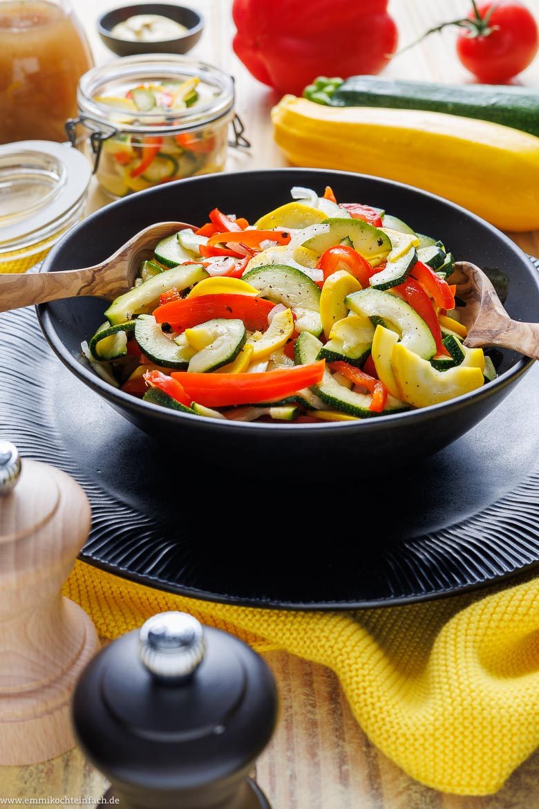 Zucchini-Salat Rezept mit Tomaten, Paprika und Zwiebeln