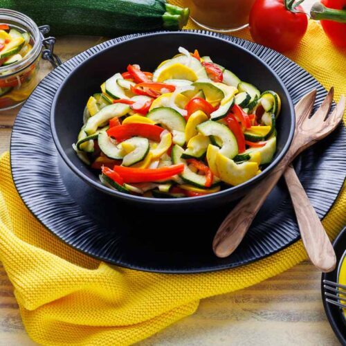 Zucchini-Salat – bunt, gesund und schnell Zucchini-Salat – bunt, gesund und schnell
