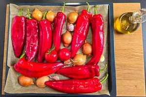 Paprika und Ajvar Zutaten aufs Backblech