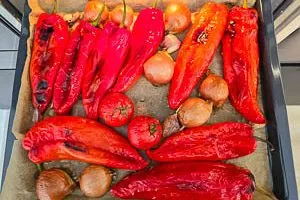 Paprika, Tomaten und Knoblauch im Backofen zubereiten