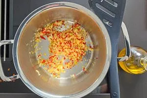 Peperoni und Zwiebel für Ajvar andünsten