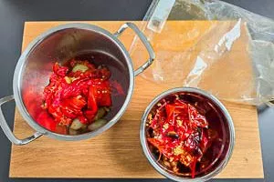 Ajvar Zutaten - das Gemüse enthauten