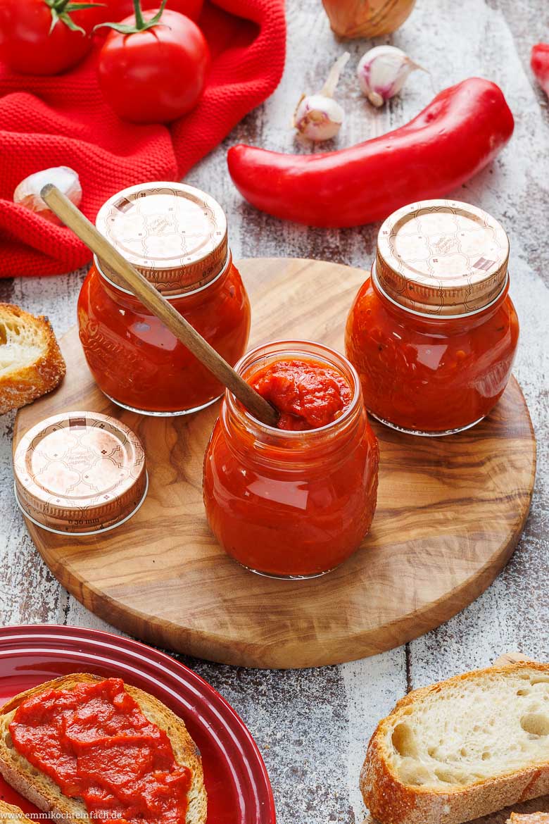 Ajvar selber machen und in Gläser abfüllen