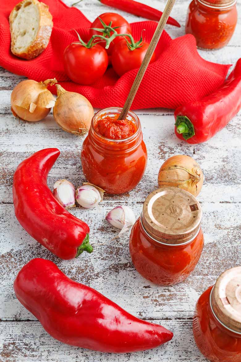 Ajvar Zutaten sind Paprika, Tomaten und Zwiebeln