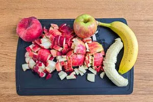 Obstsalat Zutaten vorbereiten